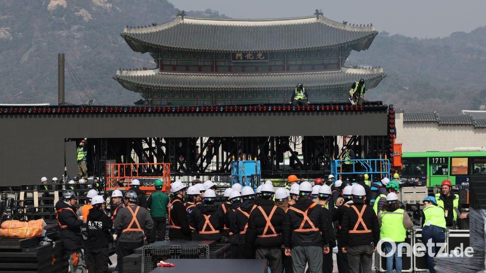 Am Gwanghwamun-Platz in Seoul wird die Band BTS ihr Comeback-Konzert geben. Es wird weltweit via Netflix übertragen. Bild: -/YNA/dpa