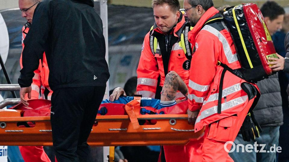 Darmstadts Luca Marseiler musste mit einer Trage vom Spielfeld gebracht werden. Bild: Uwe Anspach/dpa