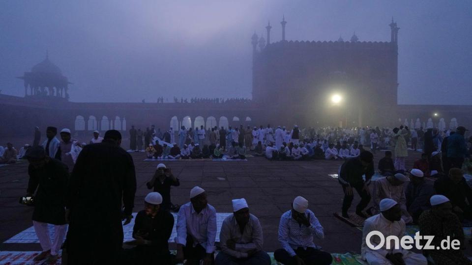Muslime warten im Morgennebel in der Jama Masjid in Neu Delhi auf das Eid al-Fitr-Gebet am Ende des heiligen Fastenmonats Ramadan. Bild: Manish Swarup/AP/dpa