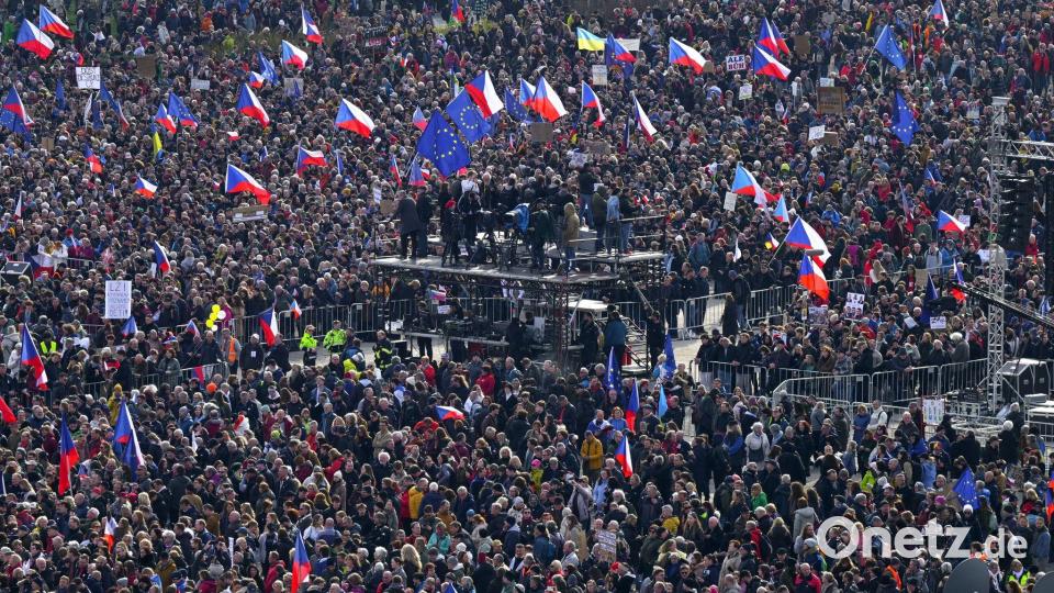 Viele tschechische Fahnen sind zu sehen. Bild: Šulová Kateøina/CTK/dpa