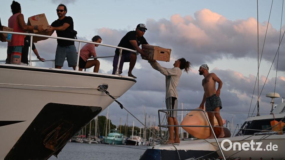 Freiwillige aus Frankreich, Deutschland und Italien wollen Hilfslieferung nach Kuba bringen und  bereiten Boote für die Abfahrt von Isla Mujeres nach Havanna vor. Bild: Carlos Matus/dpa