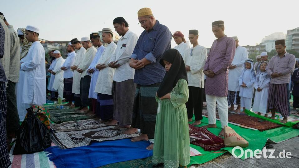 Muslime versammeln sich in einer Moschee in Yangon zum Morgengebet anlässlich des Eid al-Fitr-Festes. Bild: Thein Zaw/AP/dpa