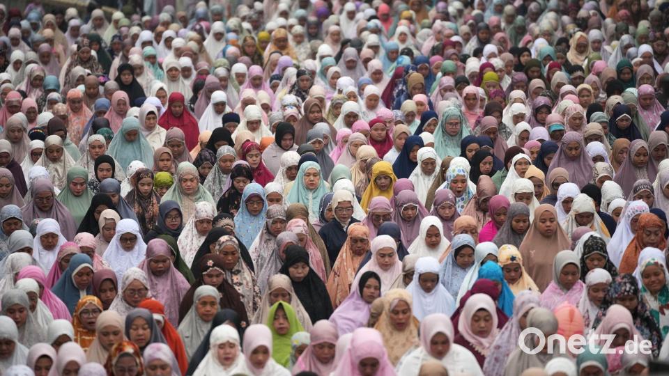 Frauen nehmen in Jakarta an einem Eid al-Fitr-Gebet zum Ende des heiligen Fastenmonats Ramadan Bild: Tatan Syuflana/AP/dpa
