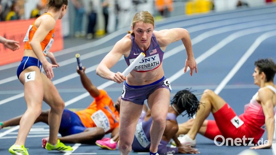 Nach Sturz chancenlos: Die Amerikanerin Sara Reifenrath - hier noch mit beiden Schuhen. Bild: Petr David Josek/AP/dpa