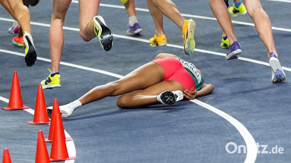 Stürzt - und verpasst eine Medaille: Die Äthiopierin Freweyni Hailu. Bild: Petr David Josek/AP/dpa