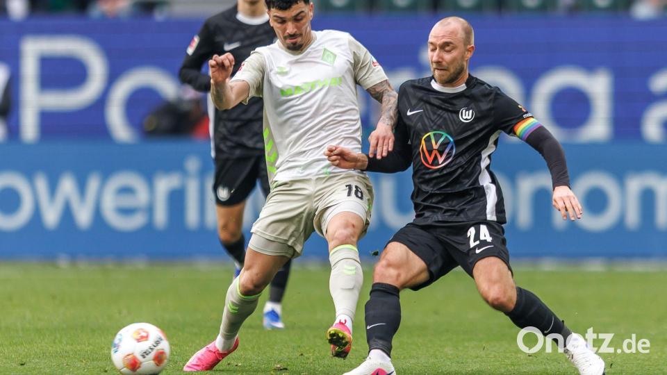 Abstiegskampf pur in Wolfsburg mit VfL-Spielmacher Christian Eriksen (r) und Werder-Profi Cameron Puertas. Bild: Andreas Gora/dpa