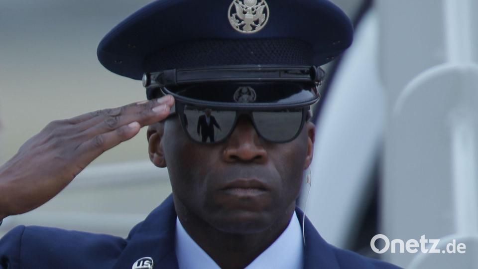 US-Präsident Trump spiegelt sich in der Brille von Air Force Chief Master Sgt. Tyrone Yeargin auf der Joint Base Andrews. Bild: Luis M. Alvarez/AP/dpa