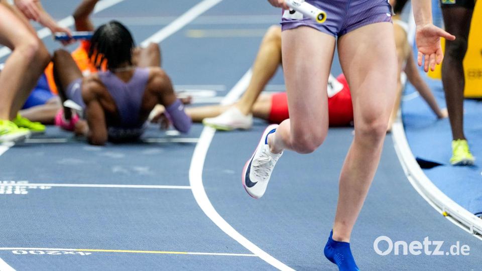 Verlor beim Sturz einen Schuh: Die Amerikanerin Sara Reifenrath. Bild: Petr David Josek/AP/dpa