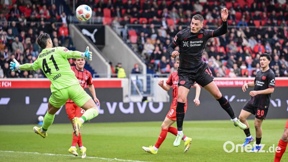 Schick gemacht: Der Leverkusener Stürmer trifft in dieser Szene per Kopf zum 2:0. Bild: Harry Langer/dpa