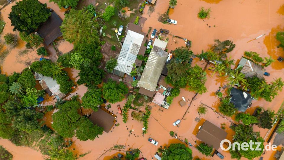 Eine Luftaufnahme zeigt die Überschwemmungen in Waialua auf der Insel Oahu auf Hawaii. Bild: Mengshin Lin/AP/dpa