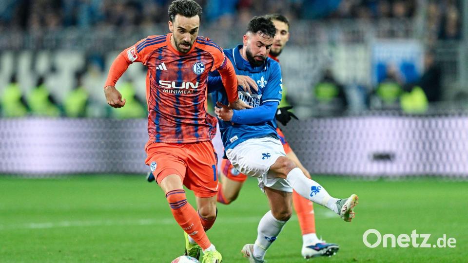 Der SV Darmstadt 98 um Marco Richter (r) und der FC Schalke 04 um Kenan Karaman schenkten sich nichts. Bild: Uwe Anspach/dpa