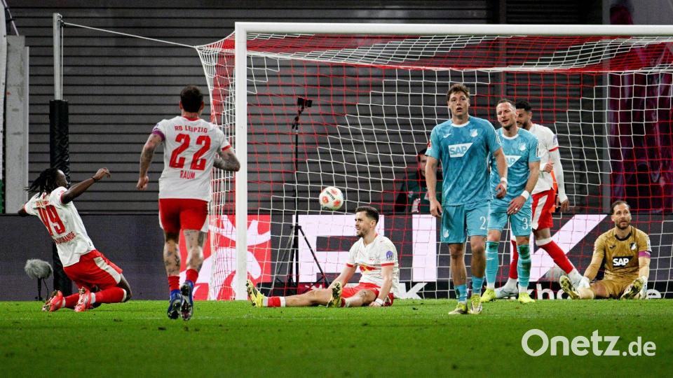 Oliver Baumann sitzt nach einem Gegentor in Leipzig enttäuscht auf dem Rasen. Bild: Julius Frick/dpa