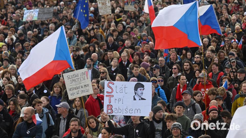 Zehntausende Menschen nehmen an der Kundgebung unter dem Motto „Wir lassen uns die Zukunft nicht stehlen. Bild: Øíhová Michaela/CTK/dpa