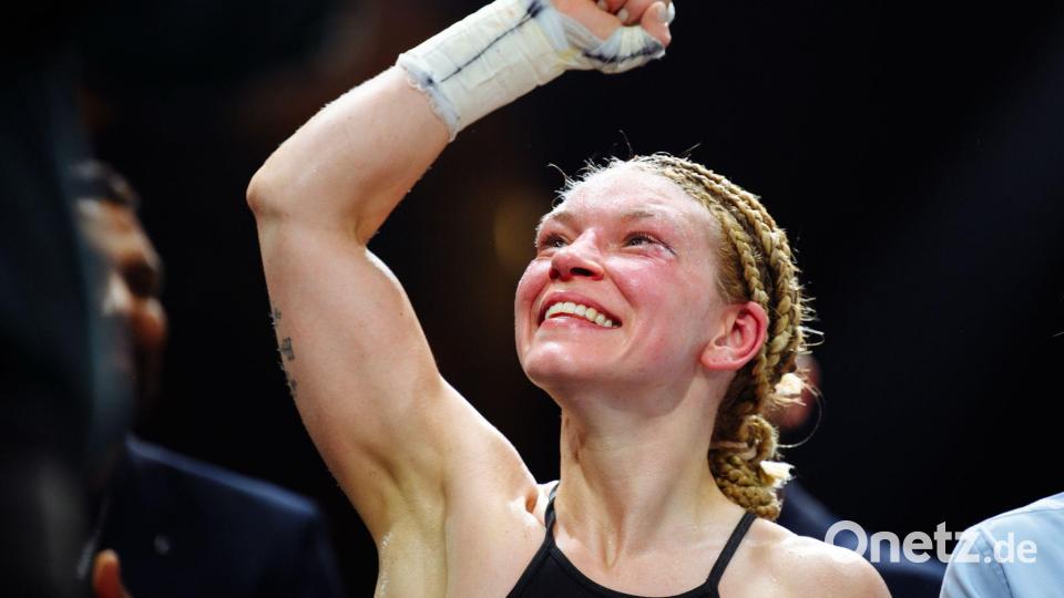 Die Boxerin Nina Meinke jubelt über ihren Sieg nach Punkten. Bild: Gregor Fischer/dpa