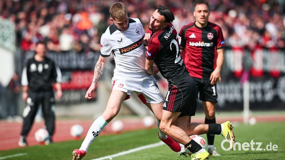 Nürnbergs Berkay Yilmaz (rechts) kämpft gegen Kaiserslautern-Profi Paul Joly um den Ball. Bild: Daniel Karmann/dpa