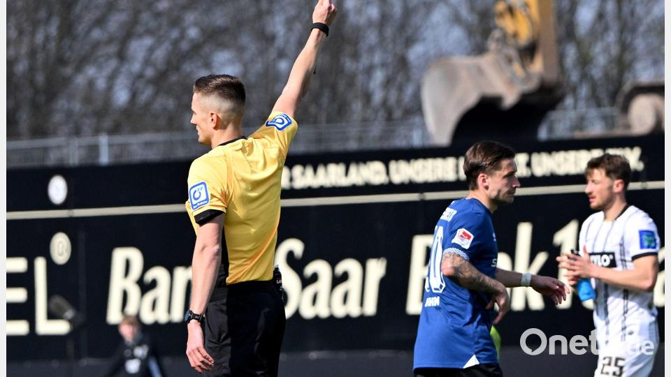 Hartes Einsteigen gegen Luca Schnellbacher: Glatt Rot für Marvin Mehlem. Bild: Harald Tittel/dpa