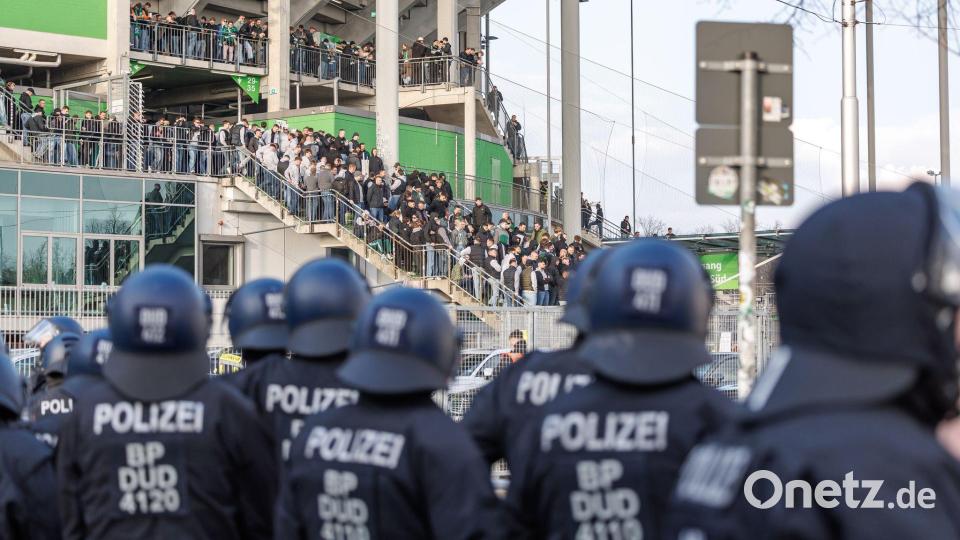 Vor dem Spiel gab es Auseinandersetzungen vor dem Gästeblock. Bild: Andreas Gora/dpa
