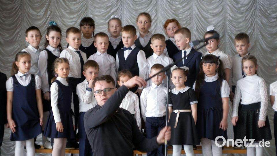 Pawel, genannt Pascha, dokumentiert patriotische Schulveranstaltungen für das Bildungsministerium - Szene mit Pawel Talankin und Schulkindern aus der Doku und dem Oscar-Gewinnerfilm „Ein Nobody gegen Putin“. Bild: Pawel Talankin/ZDF/dpa