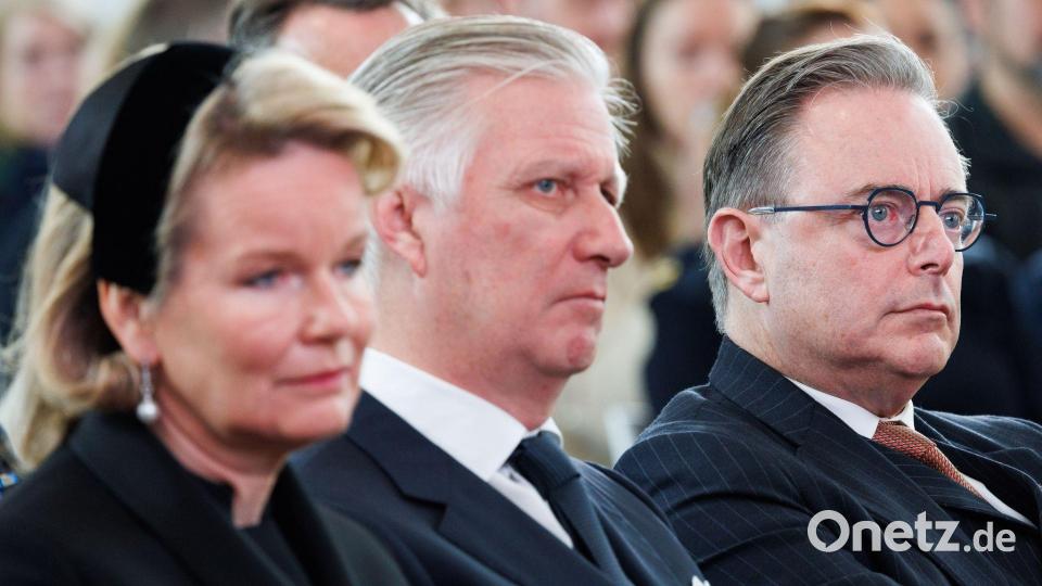 Regierungschef Bart De Wever (r) nahm gemeinsam mit Königin Mathilde und König Philippe an den Gedenkfeiern teil. Bild: Benoit Doppagne/Belga/dpa