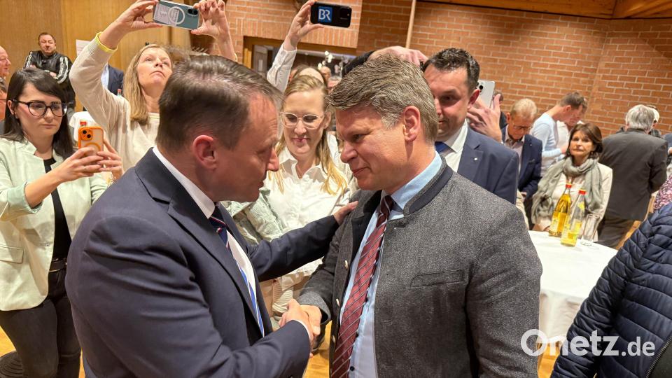 Benjamin Zeitler (rechts) nimmt die Glückwünsche seines Kontrahenten Jens Meyer von der SPD entgegen. Zeitler gewann die Stichwahl am Sonntagabend deutlich und wird neuer Weidener Oberbürgermeister. Bild: Gabi Schönberger