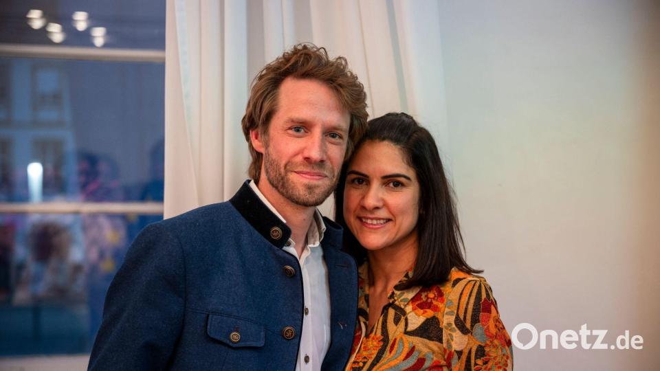 Sebastian Niedermaier (SPD) freut sich zusammen mit seiner Frau Andrielly über seinen Wahlsieg bei der Stichwahl des Oberbürgermeisters. Bild: Daniel Vogl/dpa