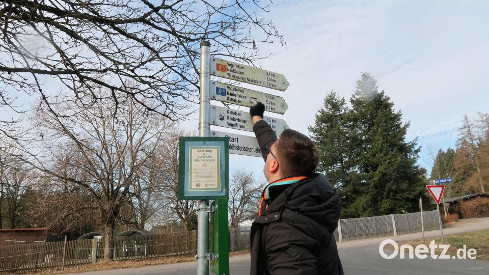 Mit frischem Wasser wurde der Grünspan an den Wegweisern und Tafeln entfernt. Bild: bsc