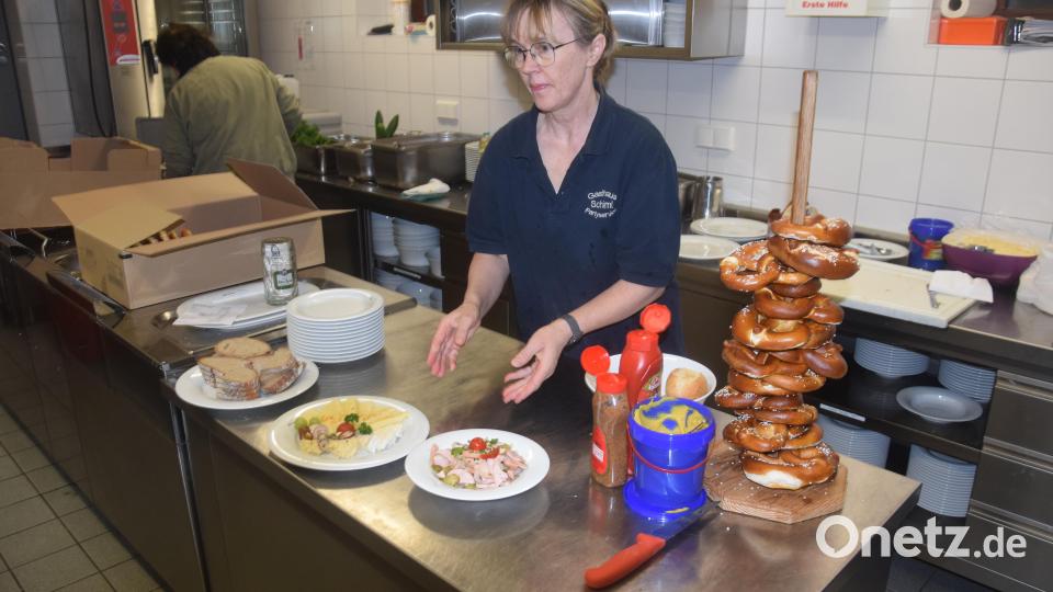 Das sieht doch lecker aus. Aus der Küche in den Saal wurde die passende deftige Unterlage geliefert, die das Starkbier brauchte. Bild: fz