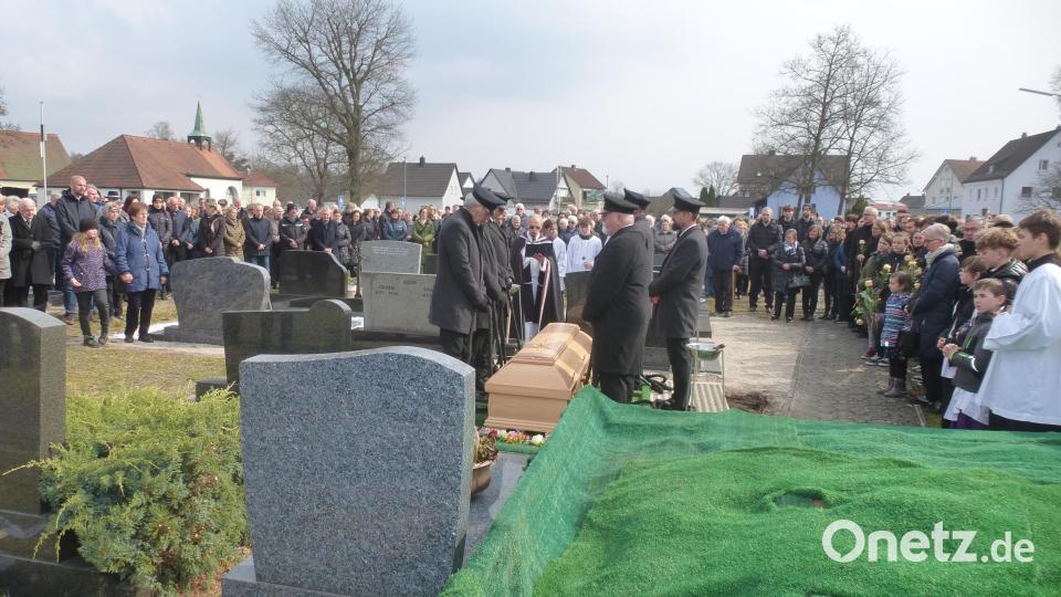 Eine unübersehbare Menschenmenge erwies Alfons Bogner im Friedhof die letzte Ehre. Bild: Siegfried Bock