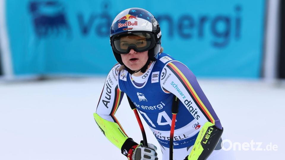 Emma Aicher blickt nach dem Super-G enttäuscht auf die Anzeigetafel. Bild: Marco Trovati/AP/dpa