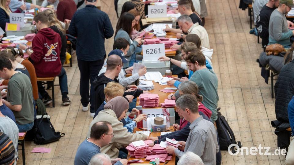 Weil die Messehallen belegt waren, wurden die Briefwahlunterlagen in Augsburg in einem Bierzelt ausgezählt. Bild: Stefan Puchner/dpa