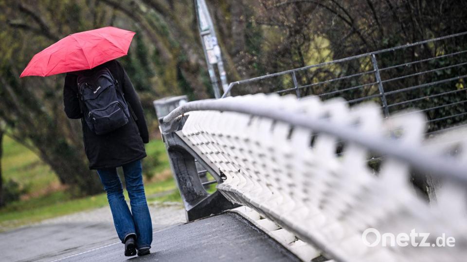 Am Alpenrand kann es nass werden. (Archivbild) Bild: Britta Pedersen/dpa