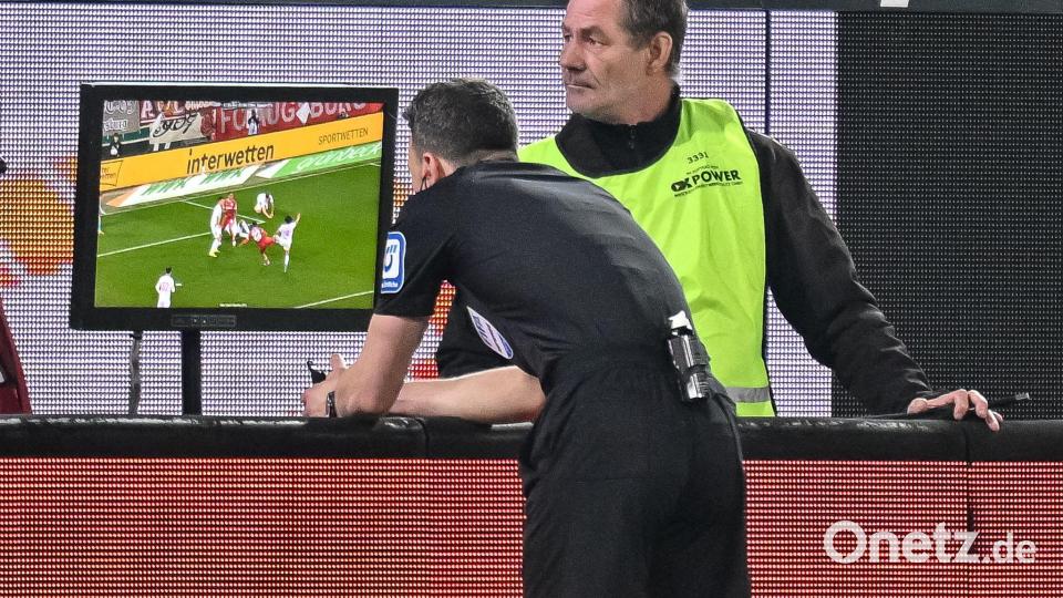Schiedsrichter Felix Zwayer überprüft am Bildschirm einen Foulelfmeter für den VfB. Er nimmt ihn zurück. Bild: Harry Langer/dpa