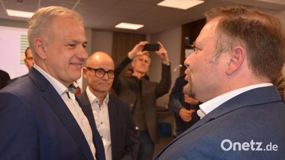 Noch-Landrat Roland Grillmeier (links) als fairer Verlierer. Er gratuliert seinem Nachfolger Hubert Schicker. Bild: jr