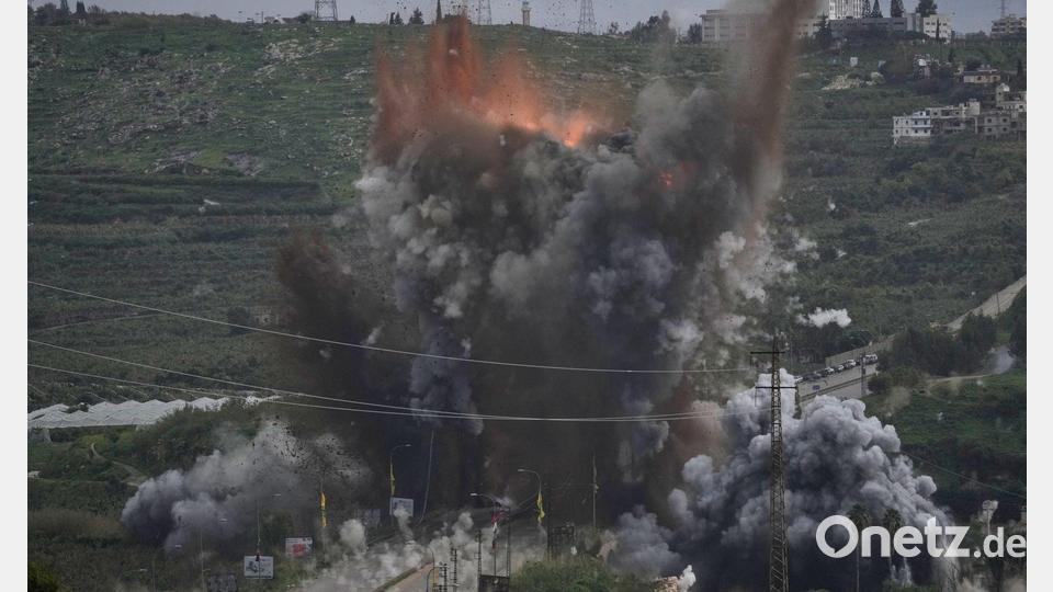 Israel greift wichtige Brücke im Süden des Libanons an. Bild: Mohammad Zaatari/AP/dpa