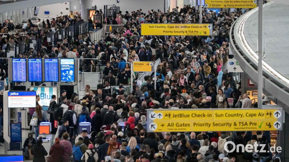 Passagiere warten in einer TSA-Schlange. Bild: Yuki Iwamura/AP/dpa