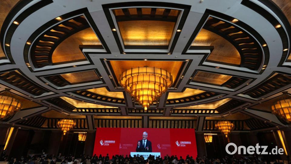 Peking: Bühne frei für Tim Cook – Apple-CEO erscheint zur Forumseröffnung groß auf der Leinwand Bild: Ng Han Guan/AP POOL/AP/dpa