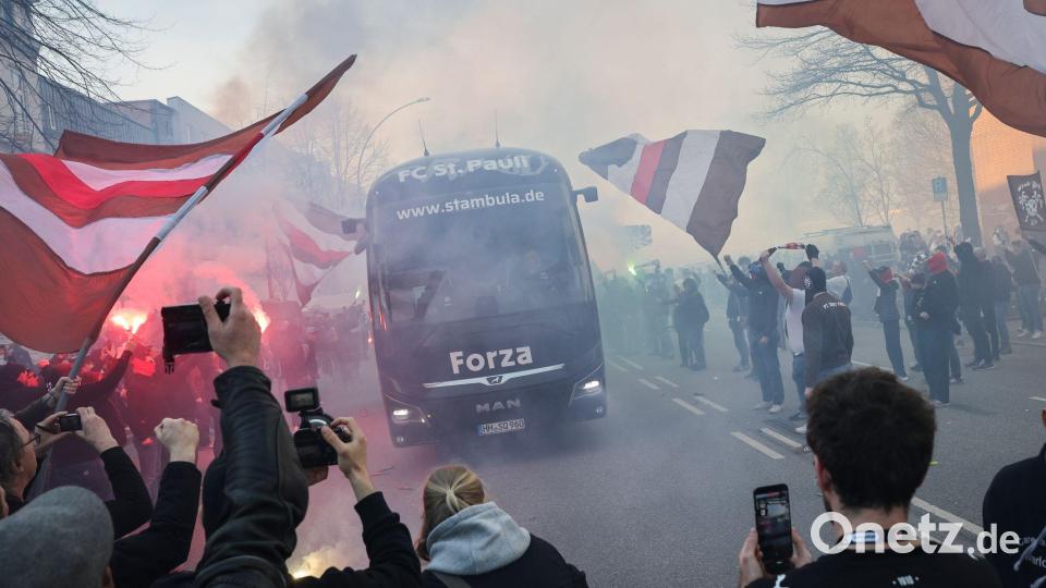 Stimmungsvoller Fan-Empfang für St. Pauli-Spieler Bild: Christian Charisius/dpa