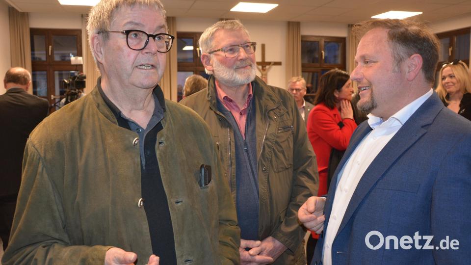 Die Freien Wähler stellen nach sechs Jahren Unterbrechung mit Hubert Schicker (rechts) wieder den Landrat im Landkreis Tirschenreuth. FW-Fraktionssprecher Hans Klupp und der Mähringer Altbürgermeister Josef Schmidkonz (von links) sind sehr zufrieden. Bild: jr