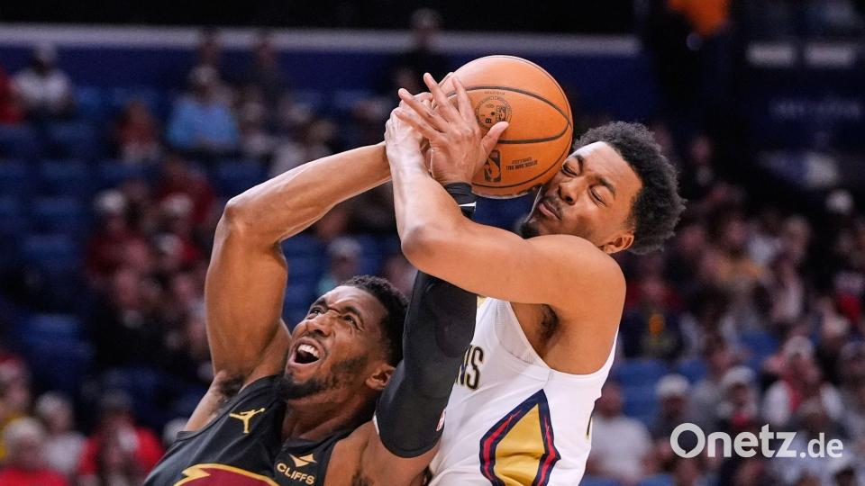 Pelicans gegen Cavaliers in New Orleans: Mitchell und Murphy III ringen um Position unter dem Korb Bild: Gerald Herbert/AP/dpa