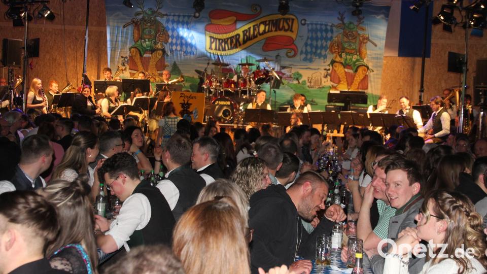 In der Festhalle war beim Stadtbierfest der Feuerwehr Großkonreuth mächtig was los. Bild: Konrad Rosner