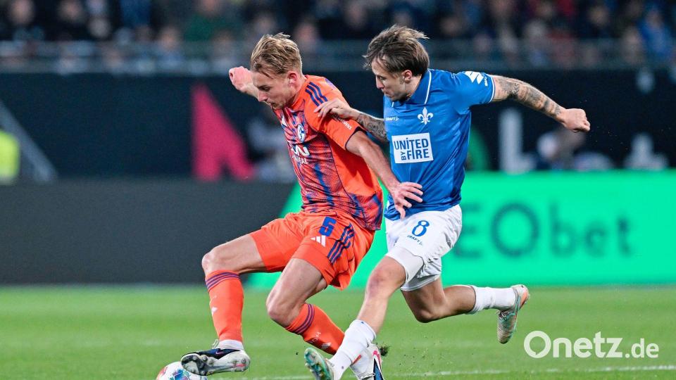 Schalkes Timo Becker (l.) im Duell mit Darmstadts Luca Marseiler. Bild: Uwe Anspach/dpa