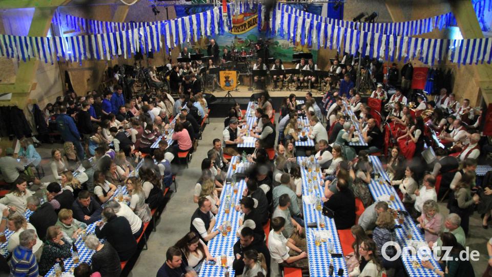 Passend für ein Starkbierfest war die Festhalle der Feuerwehr Großkonreuth dekorieret. Bild: Konrad Rosner