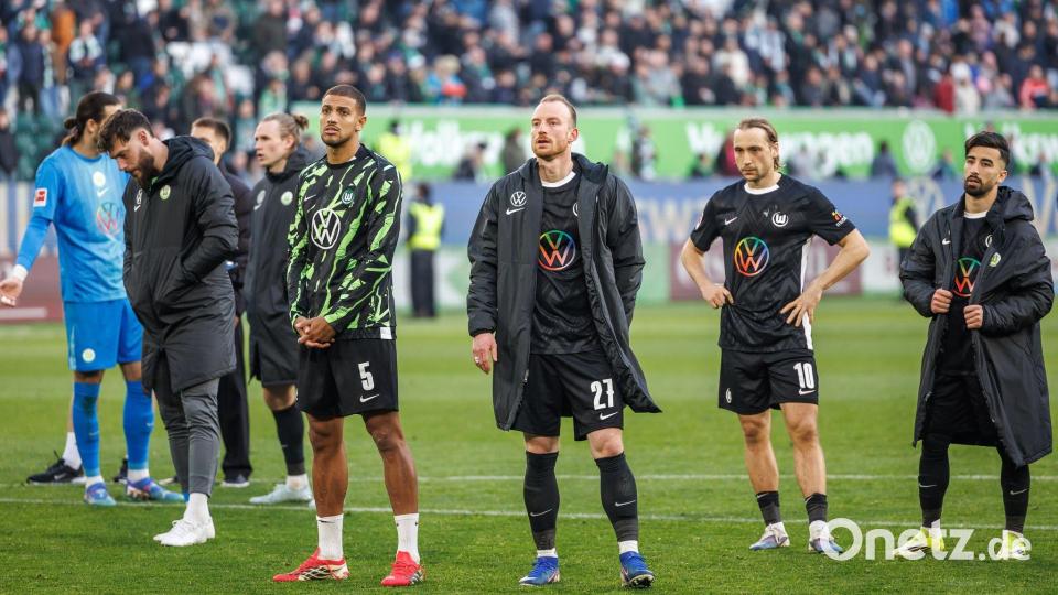 Der Abstieg droht: Die Spieler des VfL Wolfsburg nach dem 0:1 gegen Werder Bremen. Bild: Andreas Gora/dpa