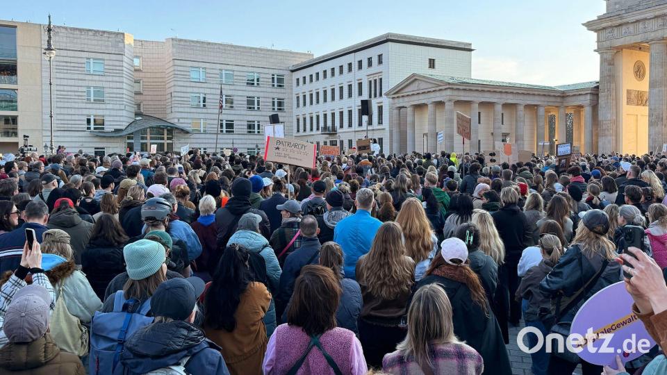 Fake-Profile, Deep Fakes, Scham – Betroffene berichten bei einer Demo am Brandenburger Tor. Bild: Andreas Rabenstein/dpa