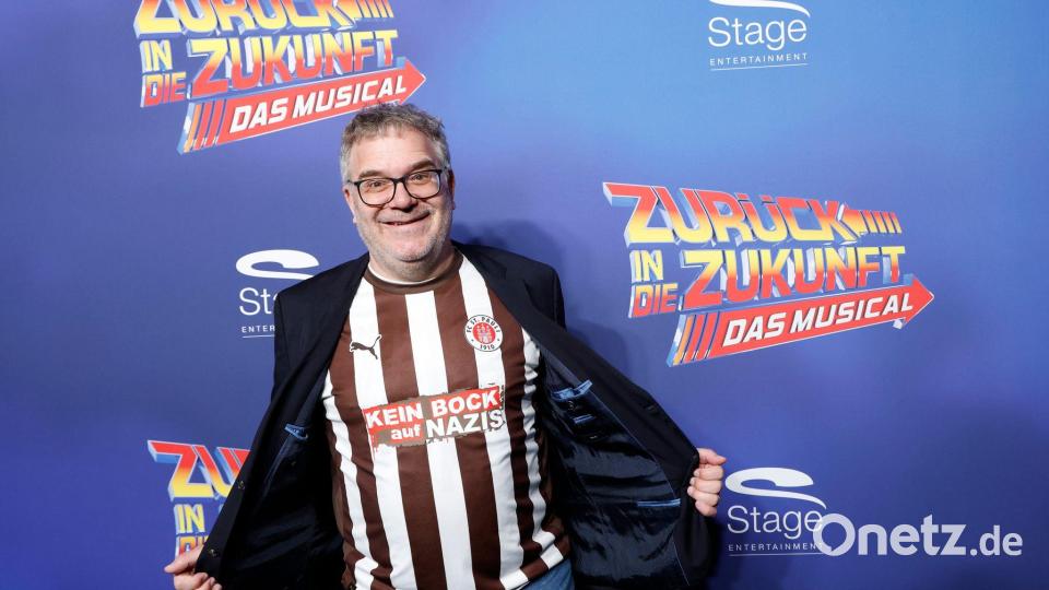 Moderator Elton zeigte sich auf dem Roten Teppich Bild: Georg Wendt/dpa