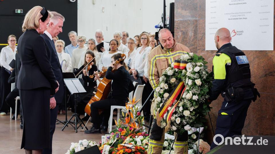 Gedenken am Brüsseler Flughafen: Zu den Teilnehmern der Zeremonie gehörten auch Königin Mathilde und König Philippe. Bild: Benoit Doppagne/Belga/dpa