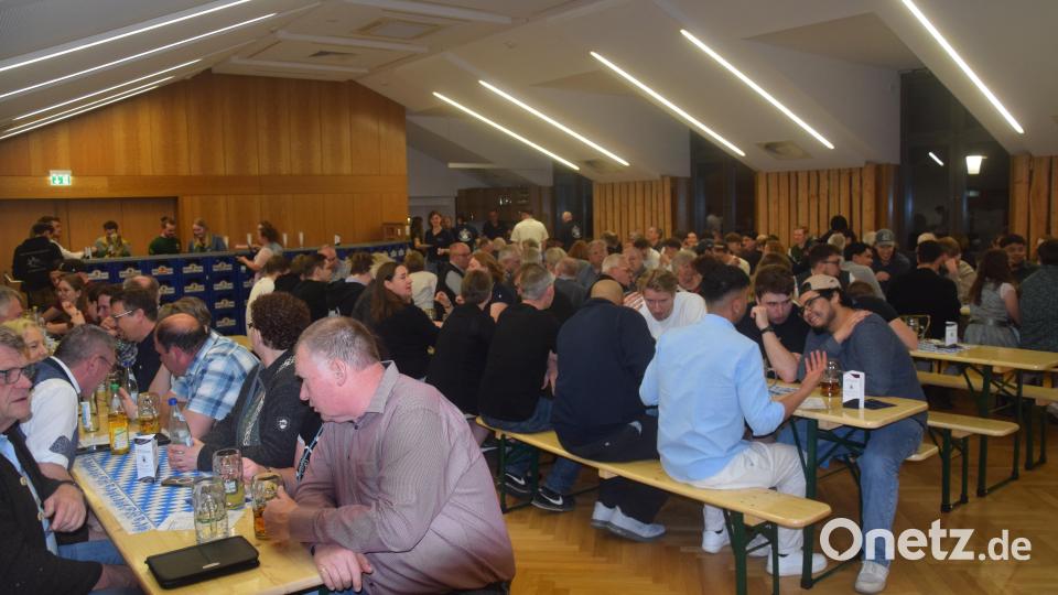 Gut 150 Besucherinnen und Besucher fühlten sich wohl bei toller Blasmusik im Festsaal auf den neuen Tischgarnituren. Bild: fz