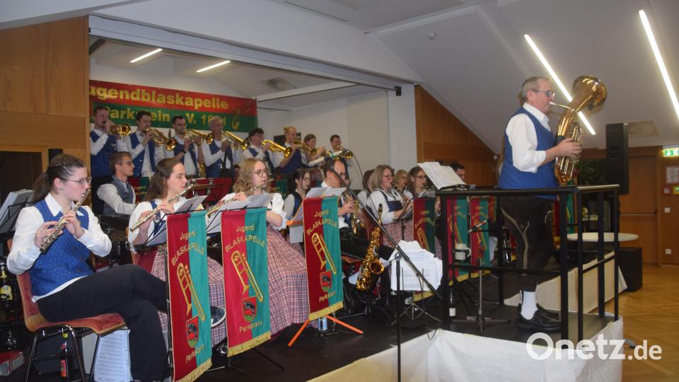Starkbierfest der Jugendblaskapelle Parkstein. Chef Alfons Steiner bot mit den 30 Musikerinnen und Musikerinnen einen begeisternden Stimmungsabend. Bild: fz