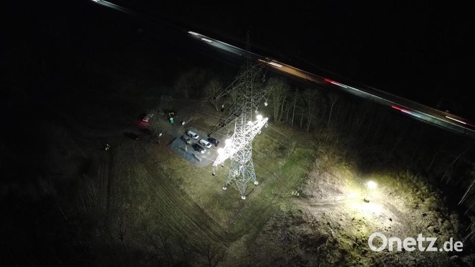 Der Ostbayernring-Mast 170 ist beleuchtet. Bild: TenneT Germany