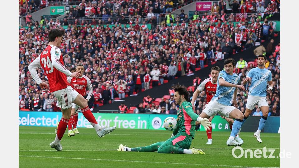 Vergibt Chance gegen City-Torwart James Trafford: Kai Harvertz. Bild: Richard Pelham/AP/dpa